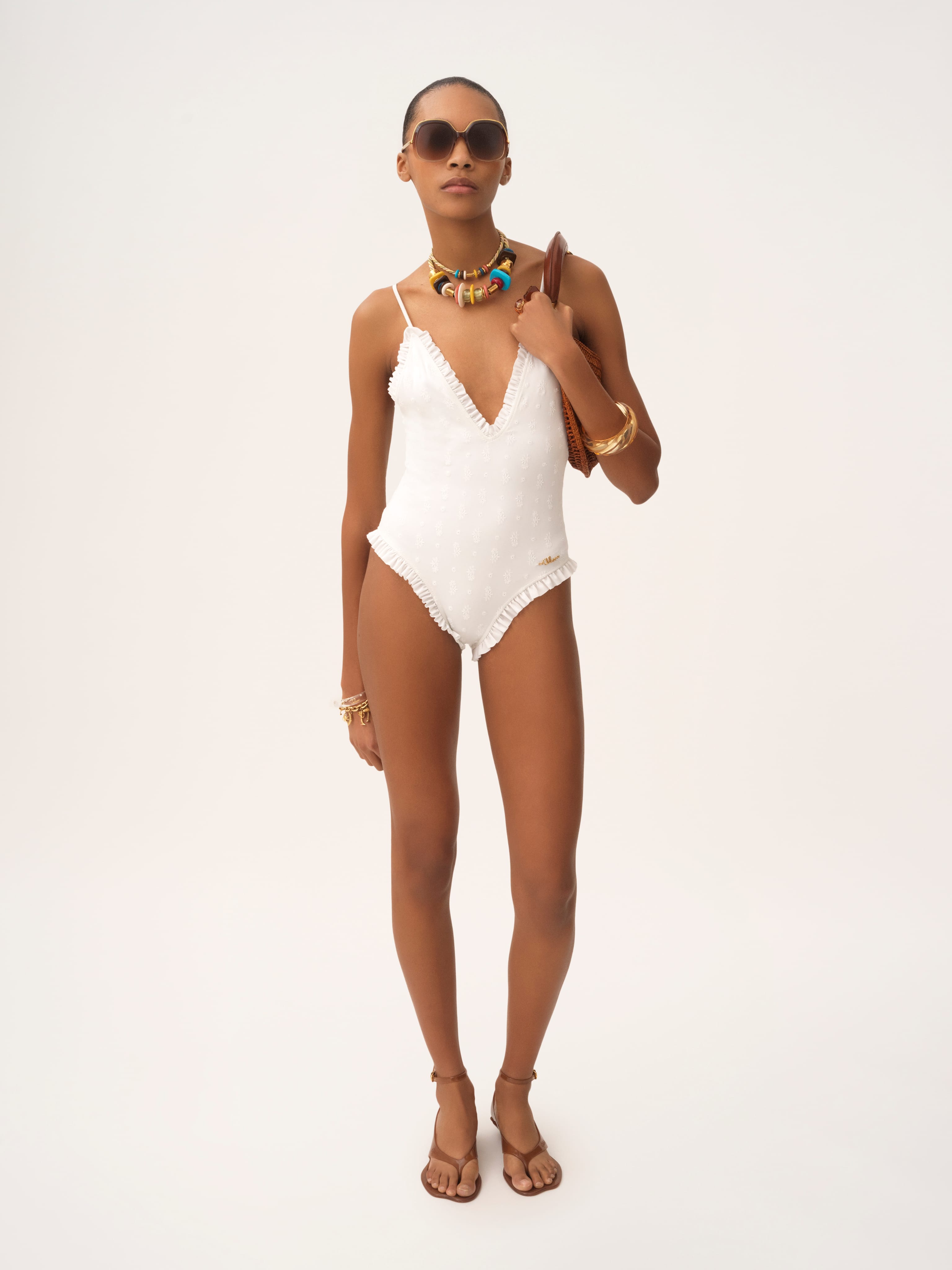 Minimalist summer outfit with neutral tones - A